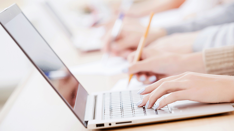 Imagen de manos escribiendo en una computadora