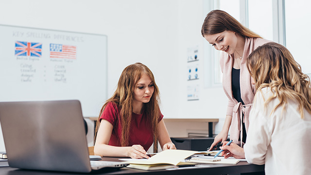 Grupo de estudiantes trabajando en equipo, en una clase de ingl&eacute;s