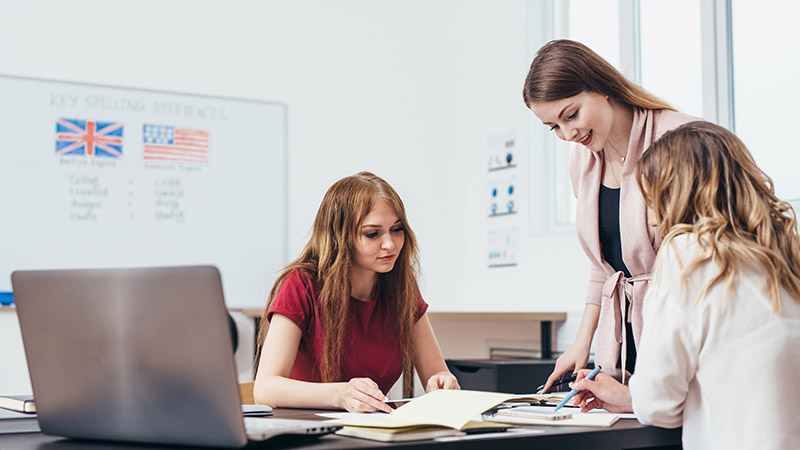 Grupo de mujeres trabajando en equipo