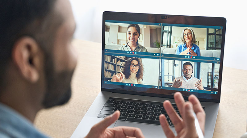 Mujer en una computadora, participando de una reuni&oacute;n virtual