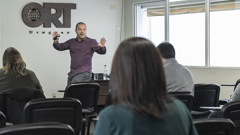 Pablo Rivera Vargas dando un taller