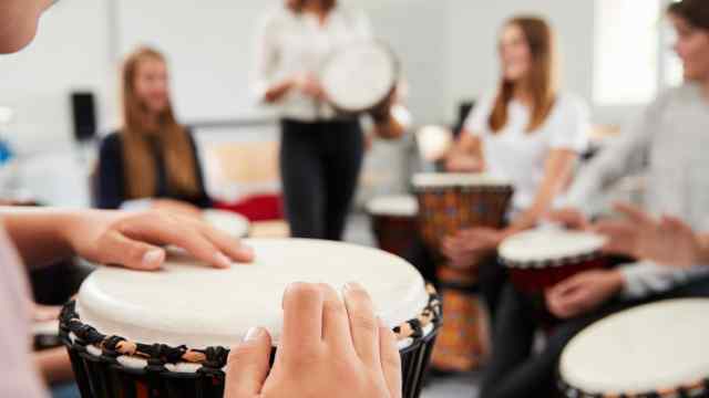 Grupo de estudiantes en una clase de m&uacute;sica