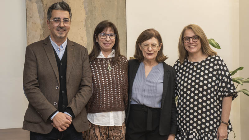 Imagen de Martín Rebour, Veronica Calcagno, Gabriela Augustowsky y Andrea Tejera Iriarte, delante de una pared blanca, con una obra de arte abstracta y una planta que están de fondo