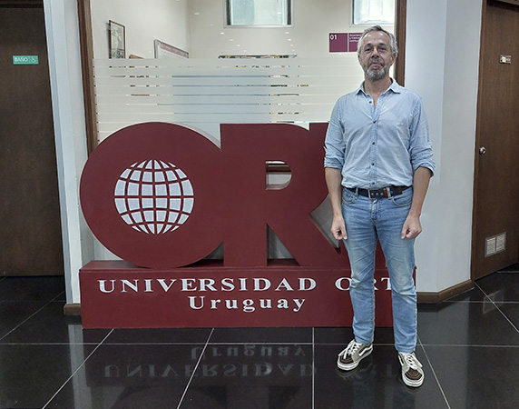 José Luis Aparicio Herguedas frente a un cartel de ORT.