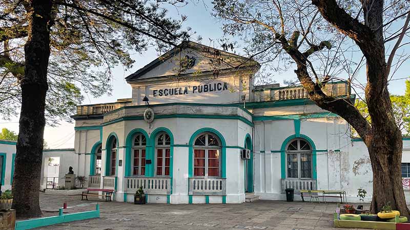 Fachada de una escuela uruguaya