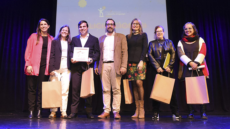 *Finalistas del Premio ReachingU al docente uruguayo 2024, junto a Paula Mosera y Leandro Folgar.<br> Imagen: Fundación ReachingU.