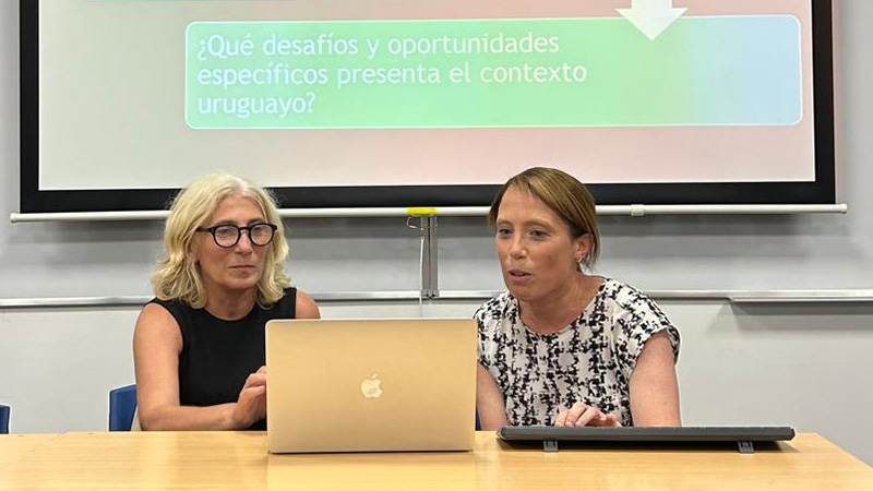 *Laura Manolakis y Dora Sajevicius durante su exposición.