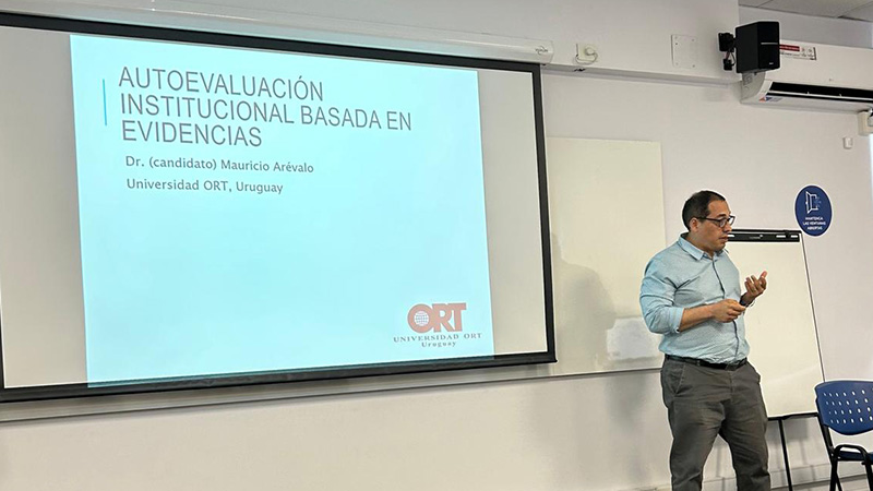 *Mauricio Arévalo durante su exposición.