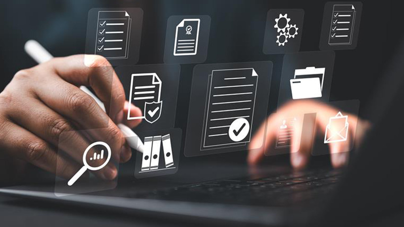 Manos trabajando en una computadora con iconos relativos a la investigación