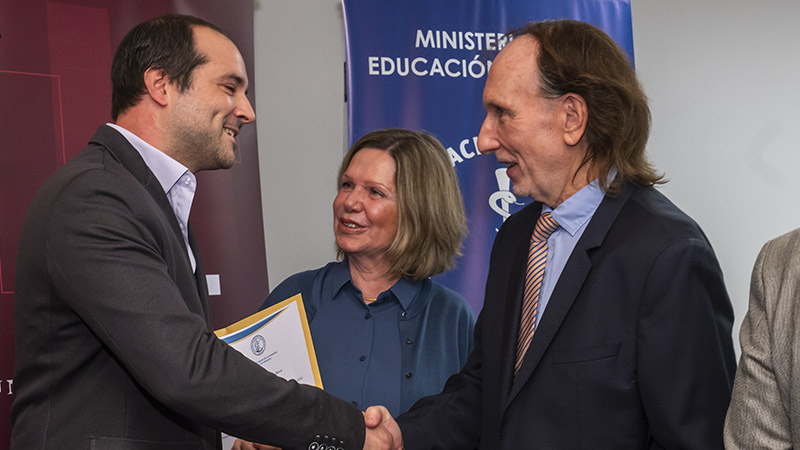 *El Dr. Ulises Parada en la entrega de la Beca Charlotte de Grünberg.