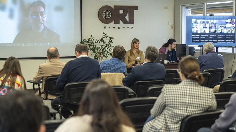 *El Dr. Martín Rebour, presentando de forma virtual