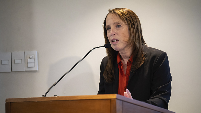 Dora Sajevicius durante su defensa doctoral