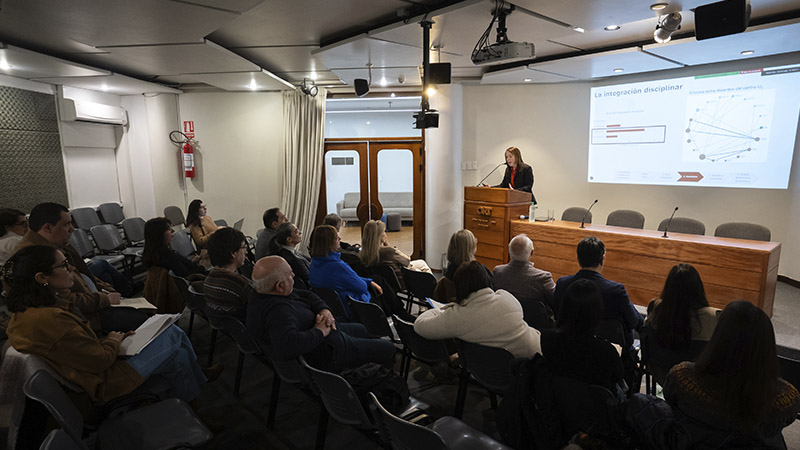 Dora Sajevicius durante su defensa doctoral