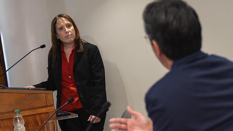 Dora Sajevicius durante su defensa doctoral