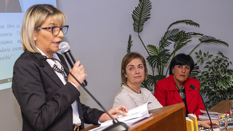 *María José Riffaud fue la maestra de ceremonia durante la presentación del libro.