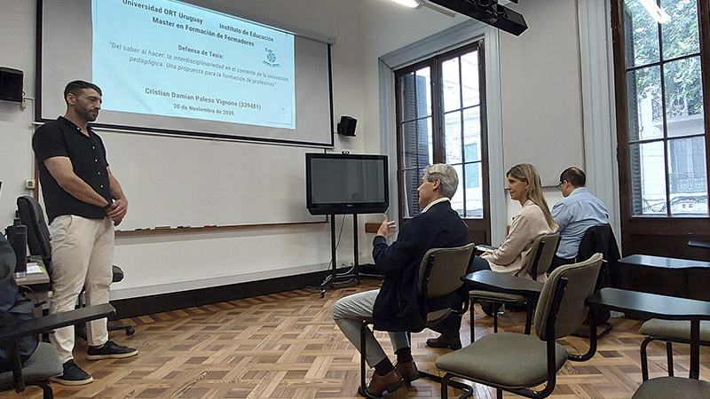 * Cristian Paleso durante la defensa de su tesis, junto al tribunal integrado por Wellington Mazzotti, Ver&oacute;nica Zorrilla de San Mart&iacute;n y Mauricio Ar&eacute;valo