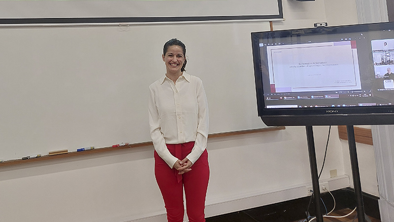 * Estefany Pi&ntilde;a durante la defensa de su tesis