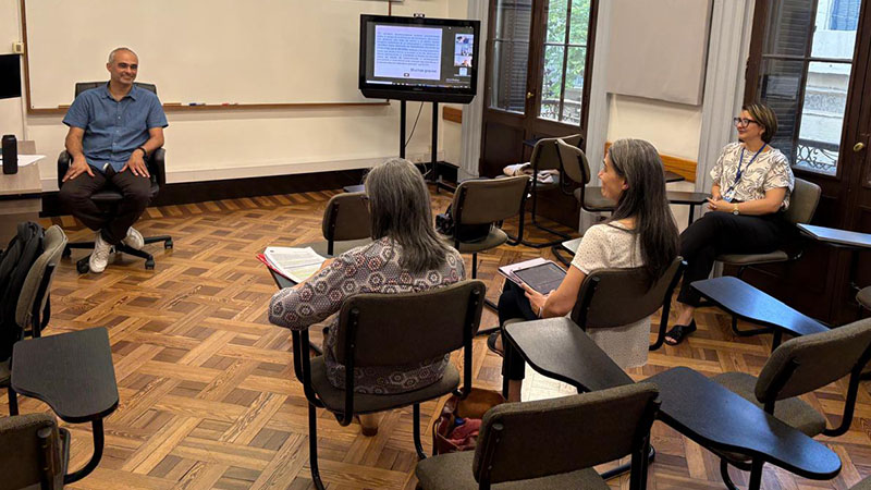 * Gabriel Requena en la defensa de su tesis, con el tribunal integrado por Silvia Umpi&eacute;rrez, Mariela Questa-Torterolo y Elis Regina dos Santos Viegas