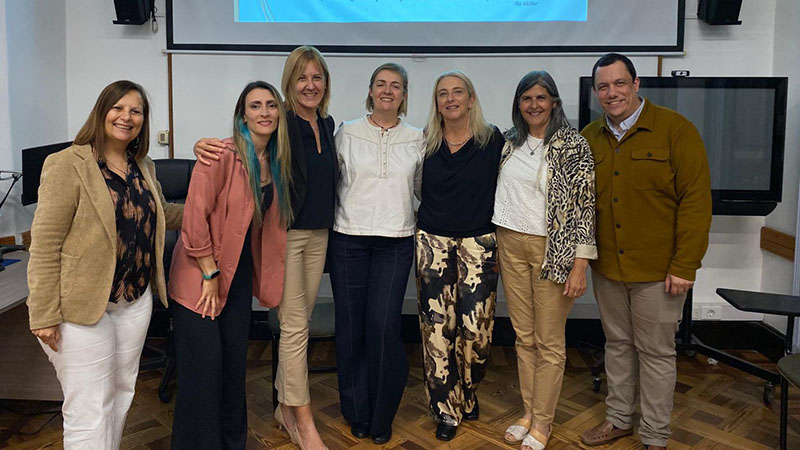 * Daisy Imbert, Fernanda Matto, Rossana M&uuml;ller, Andrea Tejera Techera, Andrea Espiga, Silvia Umpi&eacute;rrez y Fabi&aacute;n T&eacute;liz