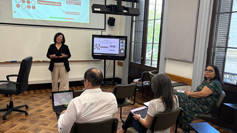 * Karinna Romero durante la defensa de su tesis, junto al tribunal integrado por Mauricio Ar&eacute;valo, Mariela Questa-Torterolo y Marta Coelho Castro Troquez