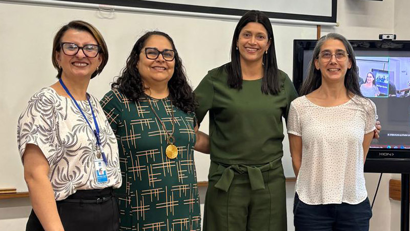 *Elis Regina dos Santos Viegas (Universidade Estadual de Mato Grosso do Sul), Marta Coelho Castro Troquez (Universidade Federal da Grande Dourados), Andreia Vic&ecirc;ncia Vitor Alves (Universidade Federal da Grande Dourados), junto a Mariela Questa-Torterolo, coordinadora acad&eacute;mica adjunta del Master en Formaci&oacute;n de Formadores