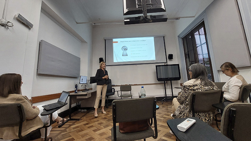 *Rossana M&uuml;ller durante la defensa de su tesis, con el tribunal integrado por Daisy Imbert, Silvia Umpi&eacute;rrez y Andrea Tejera Techera