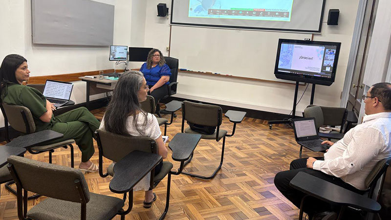 * Noelia Mallarini durante la defensa de su tesis, junto al tribunal integrado por Andreia Vic&ecirc;ncia Vitor Almedinaves, Mariela Questa-Torterolo y Mauricio Ar&eacute;valo