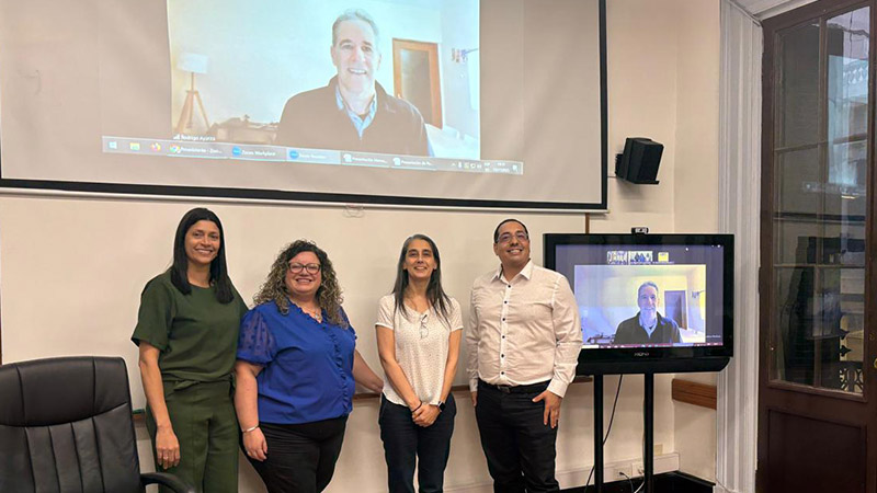* Andreia Vic&ecirc;ncia Vitor Alves, Noelia Mallarini, Mariela Questa-Torterolo y Mauricio Ar&eacute;valo junto a Rodrigo Ayarza (conectado de forma virtual)