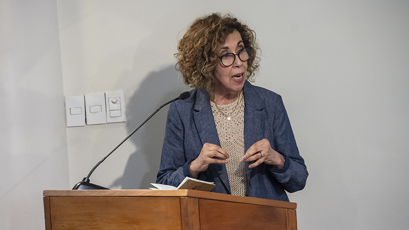 Claudia Pinares durante la defensa de su tesis doctoral