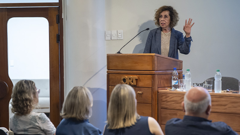 Claudia Pinares durante su defensa doctoral