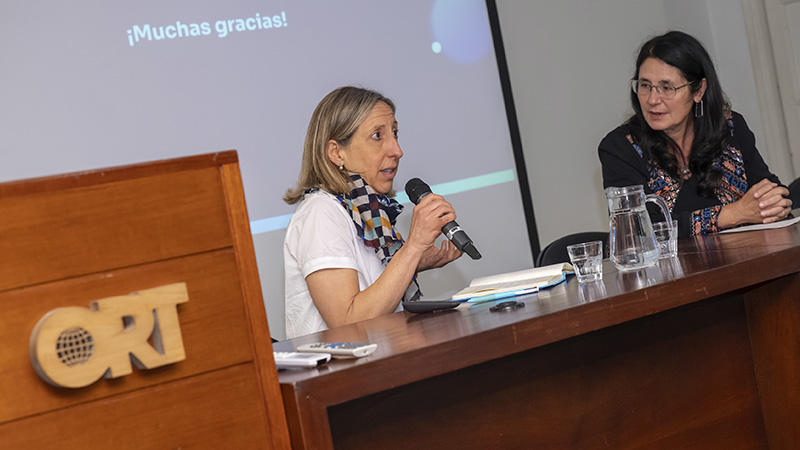 Anna Espasa junto a Claudia Cabrera Borges