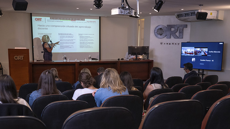 Laura Manolakis durante la defensa de su tesis doctoral