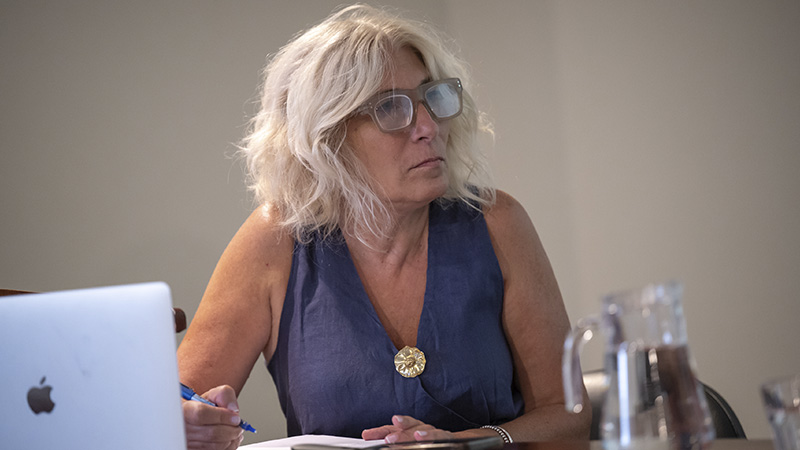 Laura Manolakis durante la defensa de su tesis doctoral