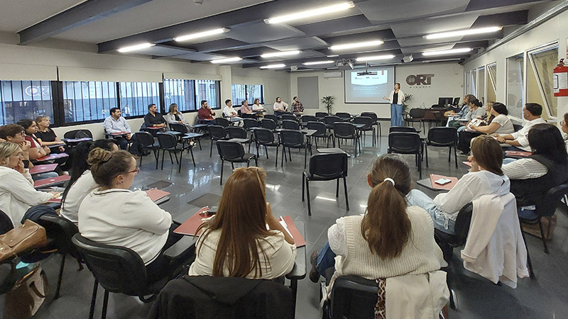 Andrea Tejera exponiendo enfrente de una clase
