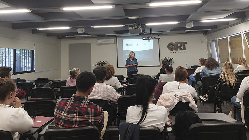 Denise Vaillant exponiendo enfrente a una clase