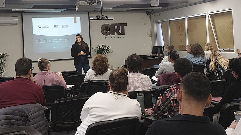 Paula Mosera exponiendo frente a una clase