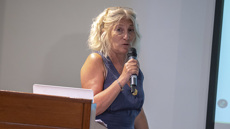 Laura Manolakis durante su defensa doctoral