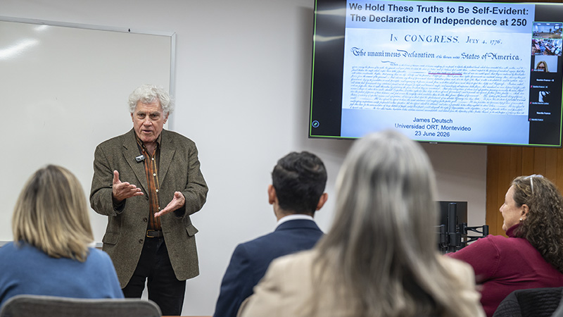 James Deutsch durante la conferencia
