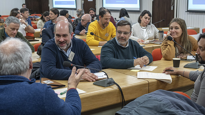 Docentes trabajando juntos durante la Escuela de Invierno