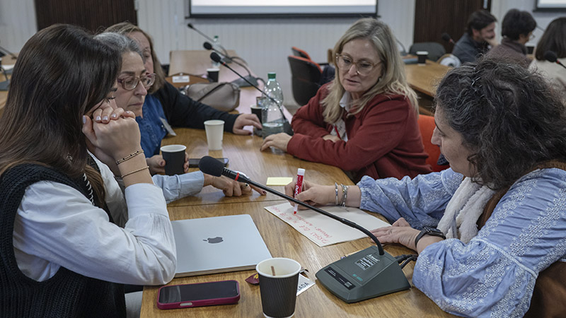 Docentes trabajando en equipo durante la Escuela de Invierno