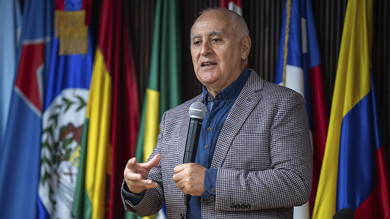 Dr. Joaqu&iacute;n Gair&iacute;n durante su presentaci&oacute;n