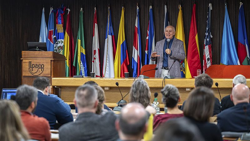 Joaqu&iacute;n Gair&iacute;n durante la presentaci&oacute;n en la Escuela de Invierno