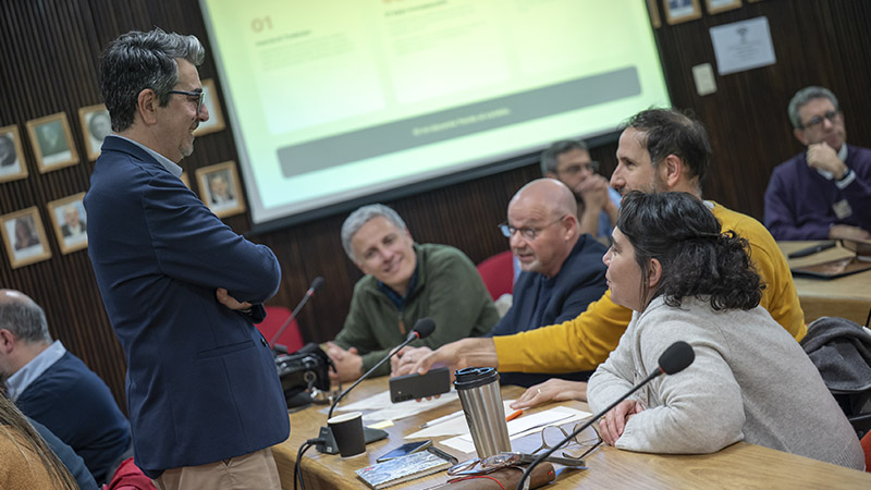 Mart&iacute;n Rebour hablando con docentes durante la Escuela de Invierno