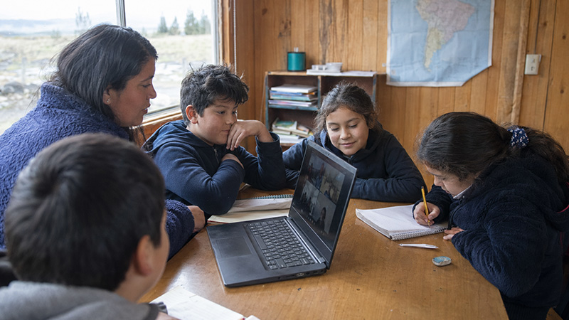 Equipos de Uruguay y Chile coordinan investigaci&oacute;n sobre transformaci&oacute;n digital educativa en escuelas rurales