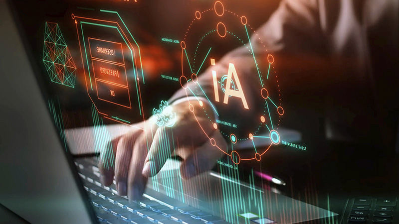 Manos trabajando en una computadora, con infografía que simula datos por encima