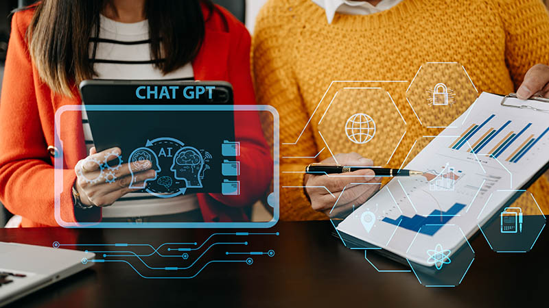 Manos trabajando en equipo, con infografía de inteligencia artificial por encima