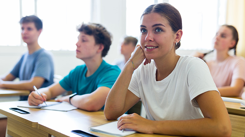 Estudiantes en un aula