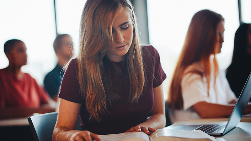 Estudiante en una clase
