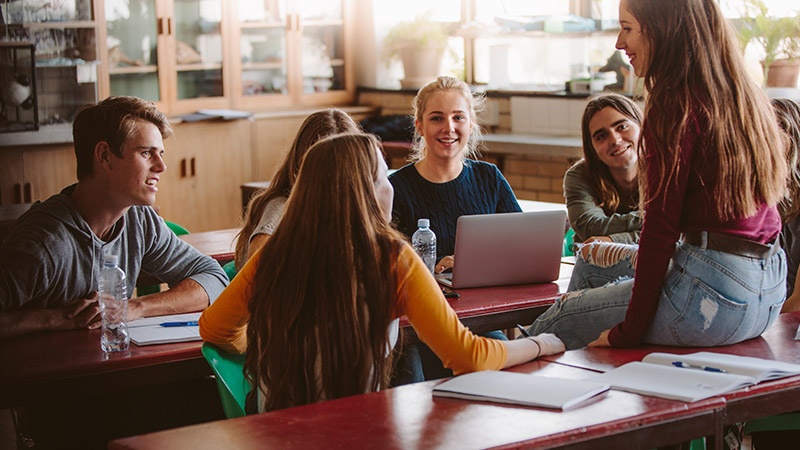 Estudiantes en un sal&oacute;n de clase