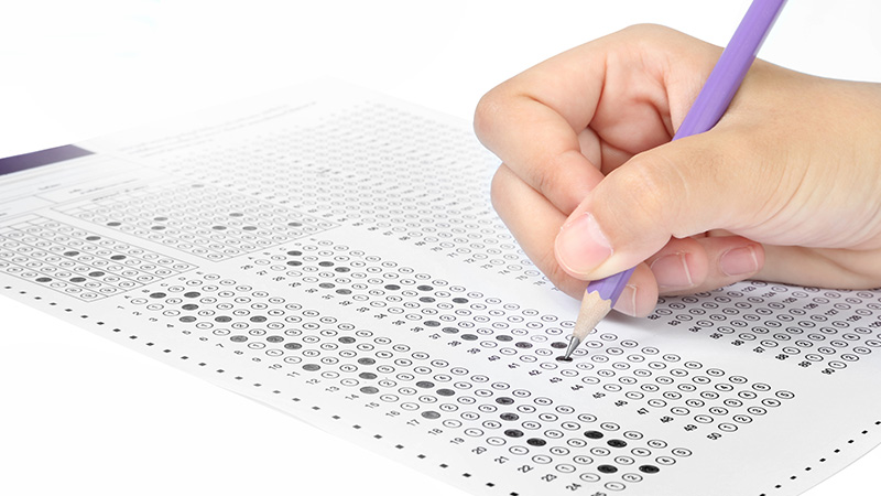 Manos completando una evaluación